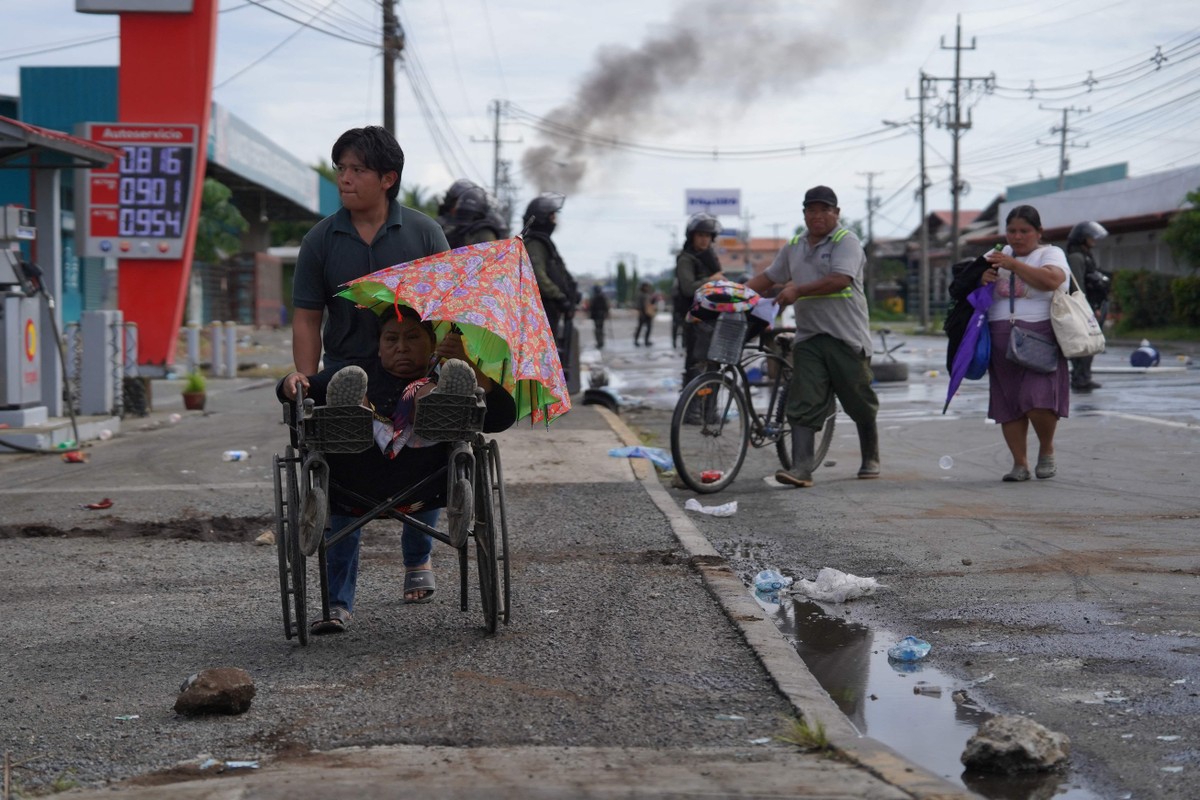 Bebê morre no Panamá após inalação de gases lacrimogêneos em protestos ONG denuncia morte de bebê por gases lacrimogêneos durante protestos no Panamá (Foto: Asbel Llorent/AFP)