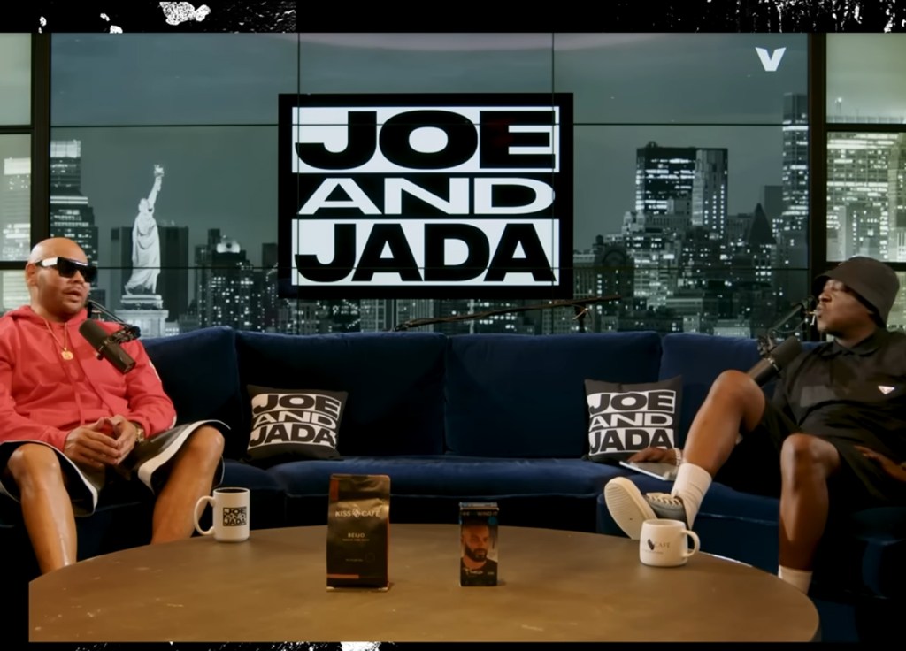 Jadakiss comenta sobre nova música de Drake e os desafios do jogo musical Fat Joe e Jadakiss, veteranos do rap, discutem o novo single de Drake "What Did I Miss?" em seu podcast. (Foto: Reprodução)