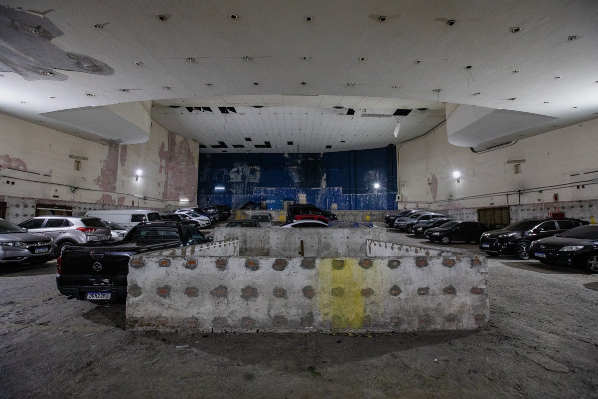 Mostra transforma carros estacionados em espectadores no Cine Paissandu em São Paulo