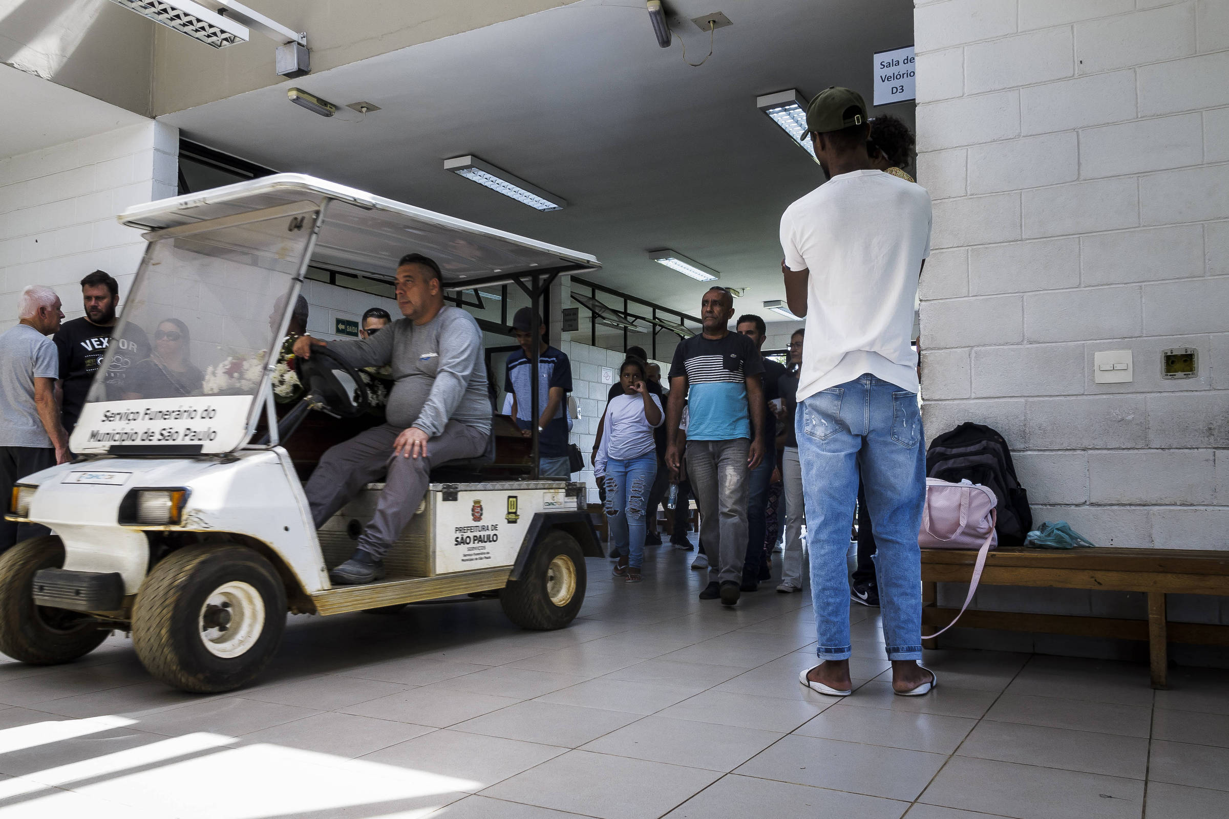 Concessionárias de funerárias em SP combatem empresas clandestinas no setor Velório em cemitério na zona leste da capital (Foto: Rubens Cavallari - 13.mar.2023/Folhapress)