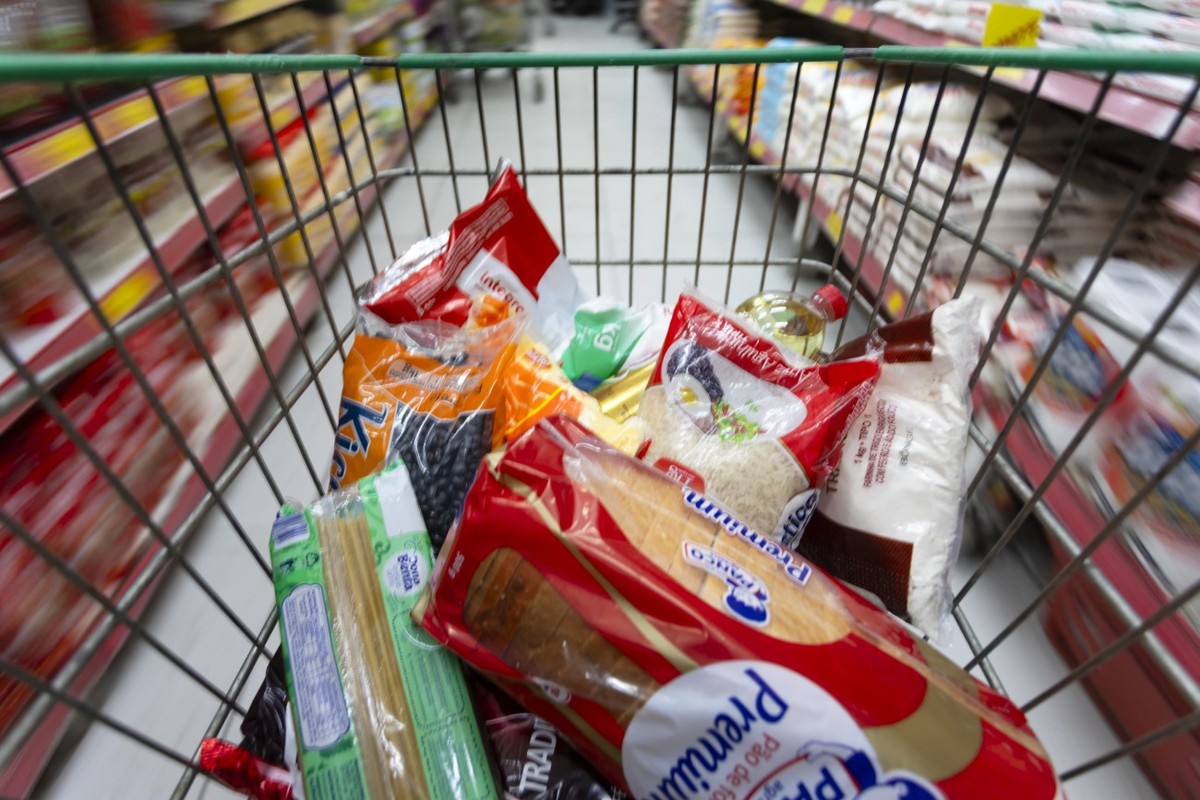 Cesta básica no supermercado Merko, na Tijuca. (Foto: Leo Martins / Agência O Globo)