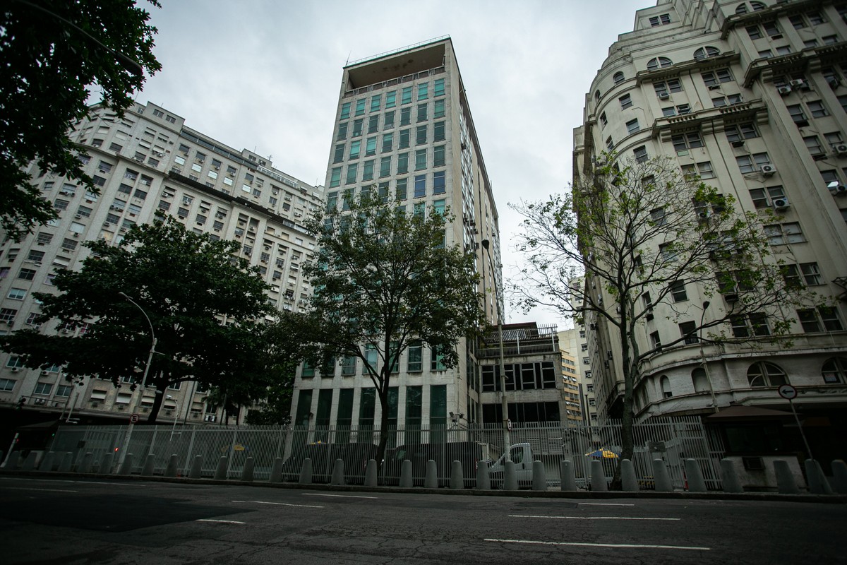 Visto americano terá aumento de 140%; entenda as mudanças e impactos O atual prédio do Consulado americano, no Centro do Rio (Foto: Hermes de Paula / Agência O Globo)