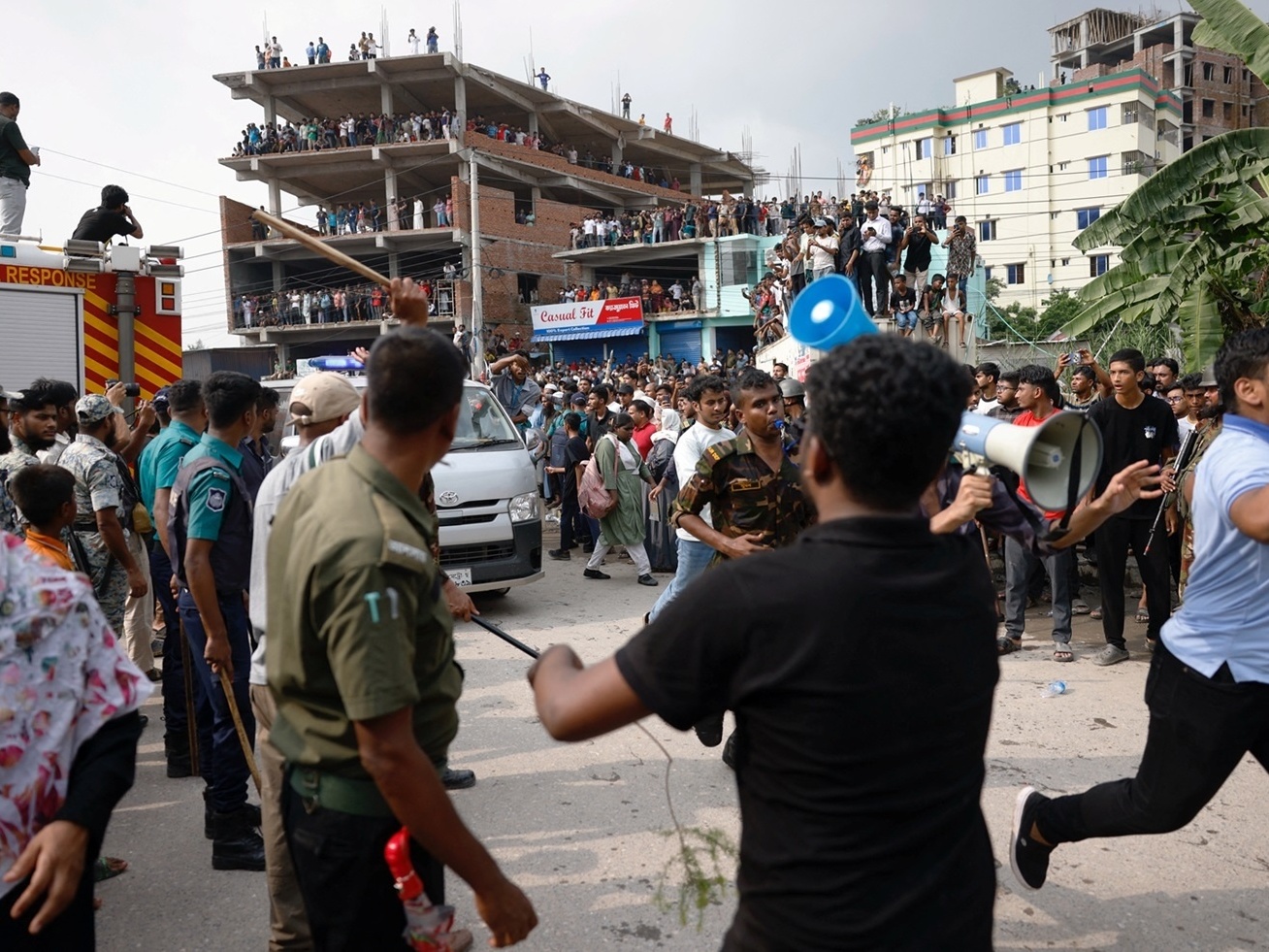 Avião militar cai em escola em Bangladesh e deixa 19 mortos Acidente aconteceu hoje em Daca, na capital do país (Foto: REUTERS/Mohammad Ponir Hossain)