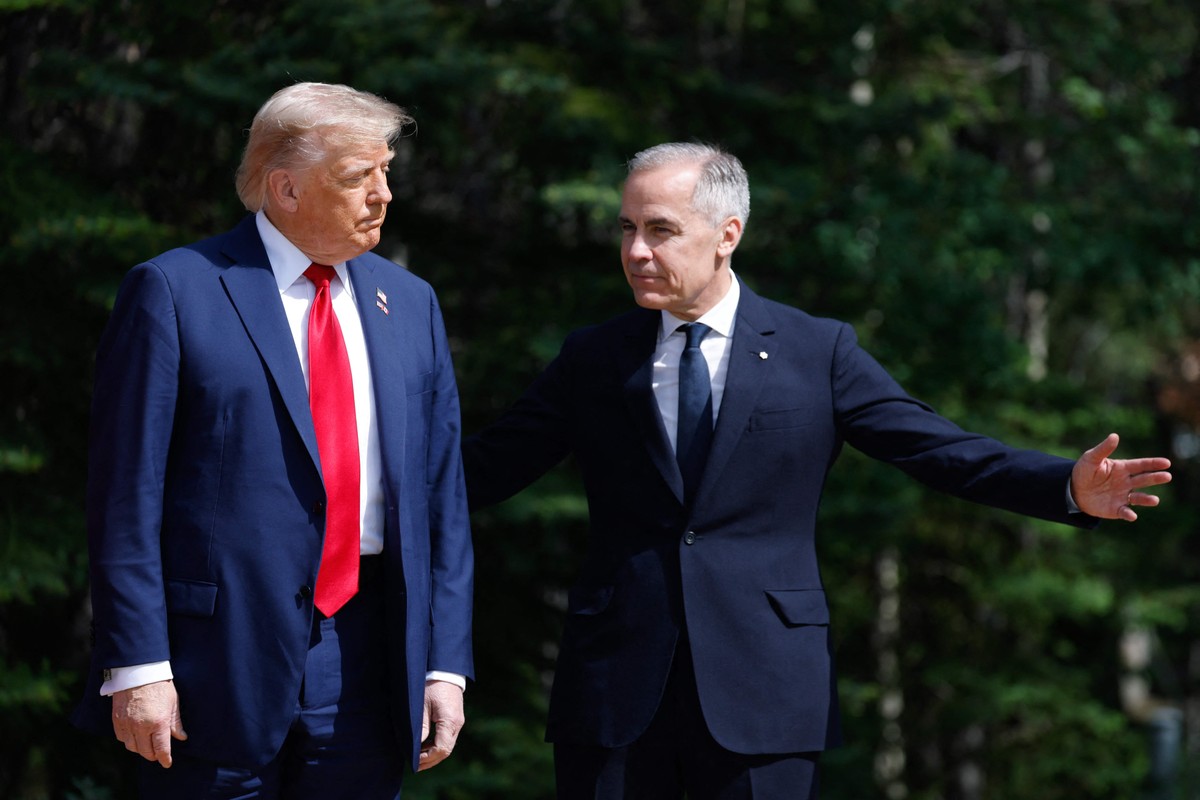 Presidente dos EUA, Donald Trump, ao lado do premier canadense, Mark Carney, antes de reunião de líderes do G7 (Foto: Ludovic MARIN / POOL / AFP)