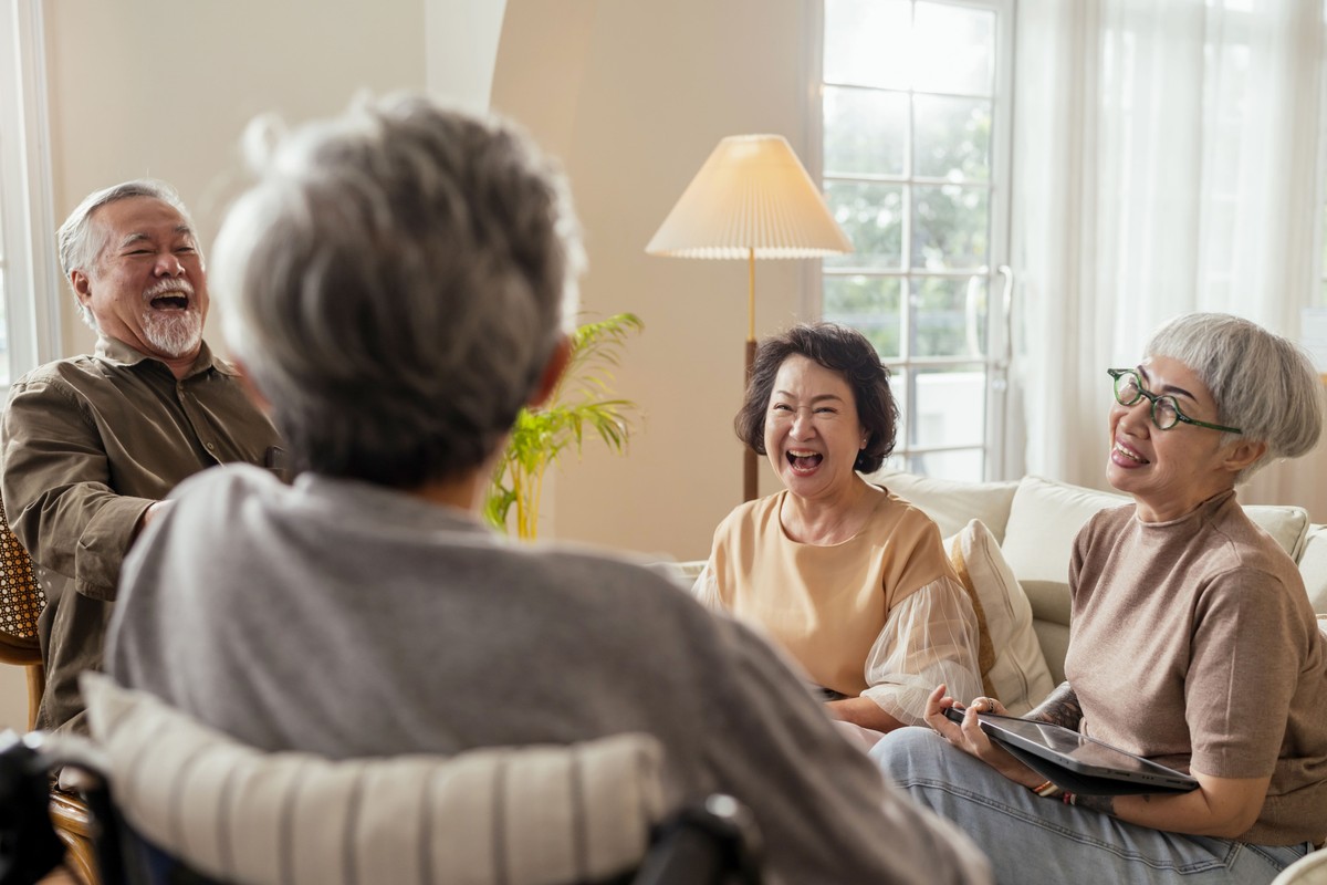Descubra como adotar hábitos saudáveis para viver mais e com qualidade A vida em comunidade colabora para a longevidade (Foto: Freepik)