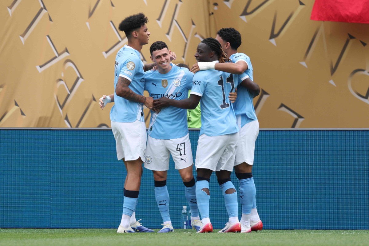 Folden (no centro) comemora o primeiro gol do City (Foto: CHARLY TRIBALLEAU / AFP)