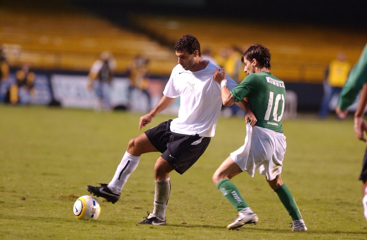 Mascherano é marcado de perto por Pedrinho, hoje presidente do Vasco, em um dos duelos contra o Palmeiras (Foto: Nelson Coelho)