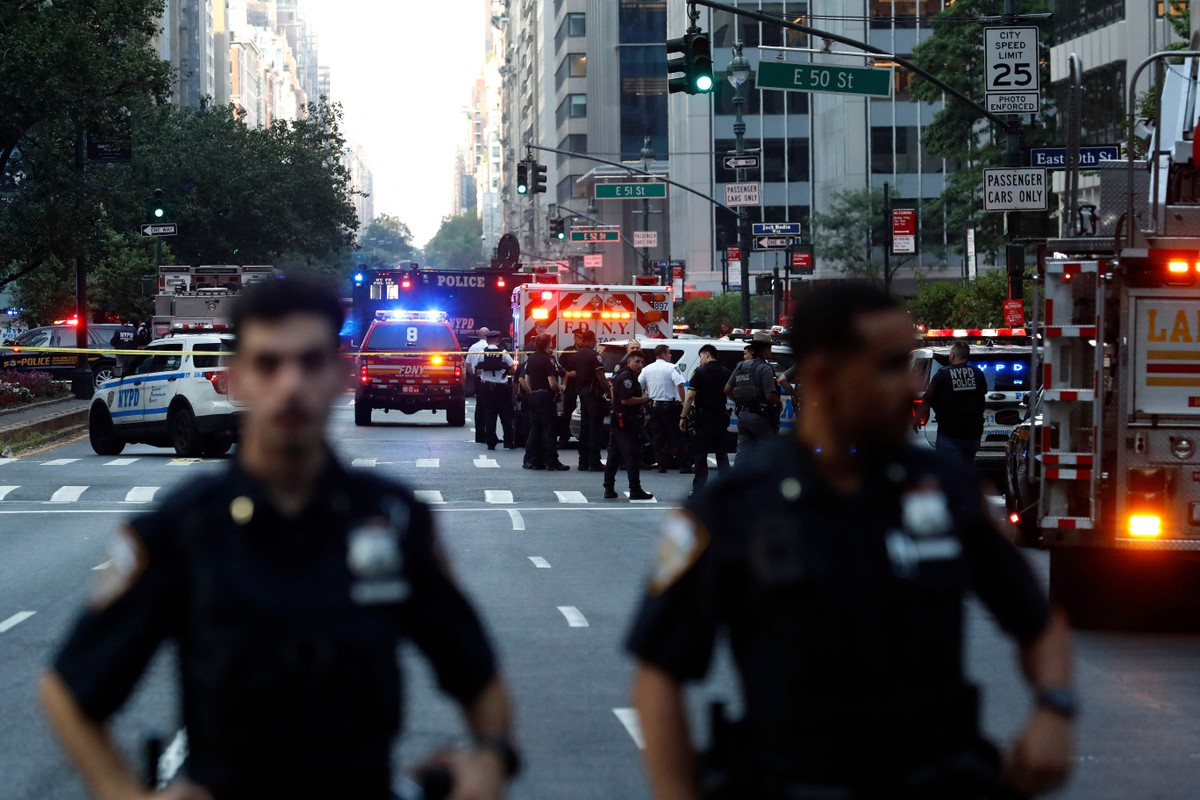 Atirador de Nova York deixa bilhete que revela motivação para ataque em prédio de luxo Policiais cercam área onde atirador abriu fogo e matou ao menos quatro pessoas em Nova York (Foto: John Lamparski / AFP)