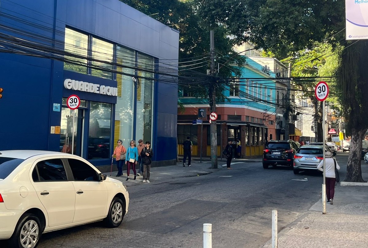 Botafogo instala placas de velocidade e estuda quebra-molas após atropelamento Rua Arnaldo Quintela recebe placas de sinalização depois de atropelamento (Foto: Foto do leitor)