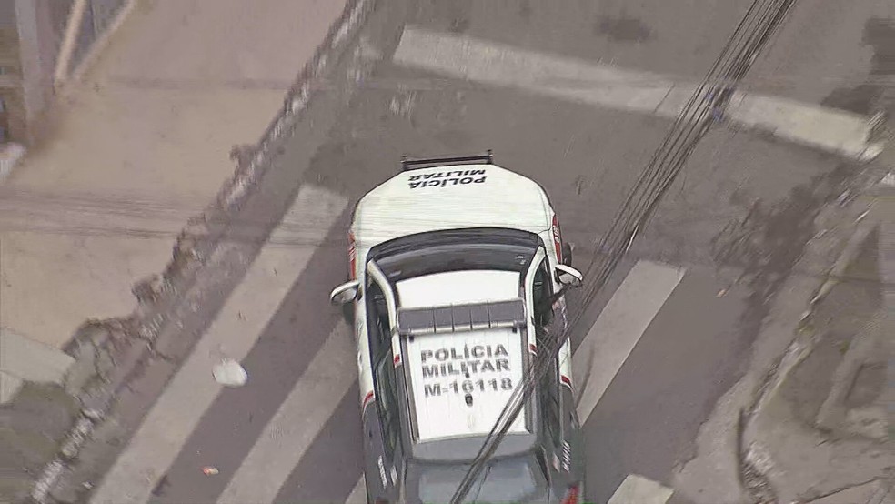 Dois policiais são presos após operação que resultou em mortes em Paraisópolis Viatura com agente andando com arma para fora em Paraisópolis. (Foto: Reprodução/ TV Globo)