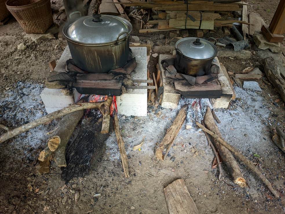 Pobreza energética no Brasil: lenha em cozinhas improvisadas afeta saúde pública Pobreza energética: uso de lenha em cozinhas domésticas improvisadas ainda é questão de saúde pública no Brasil (Foto: Adobe Stock)