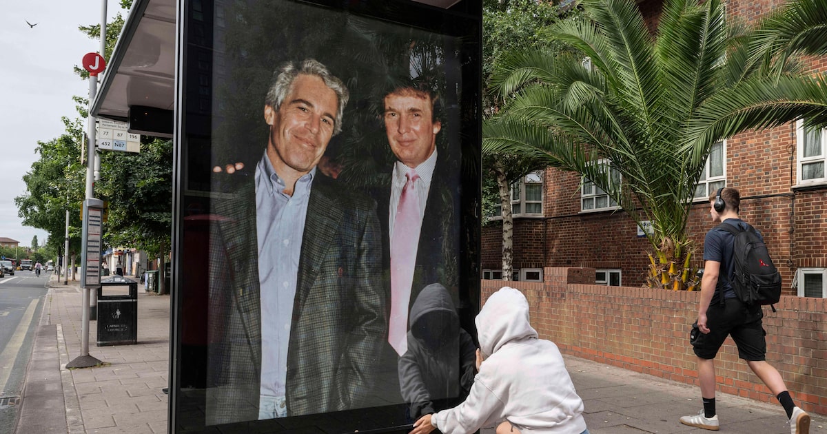 Trump e Epstein: novas evidências revelam conexões e agitam o cenário político Apoiadores de Donald Trump não ficaram satisfeitos com a decisão do Departamento de Justiça de não divulgar os documentos do caso de Jeffrey Epstein. (Foto: Thomas Krych/AP)