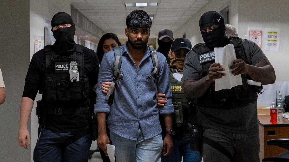 Um jovem é detido por oficiais federais de imigração em Nova York, no dia 26 de junho de 2025. (Foto: David Dee Delgado/REUTERS)