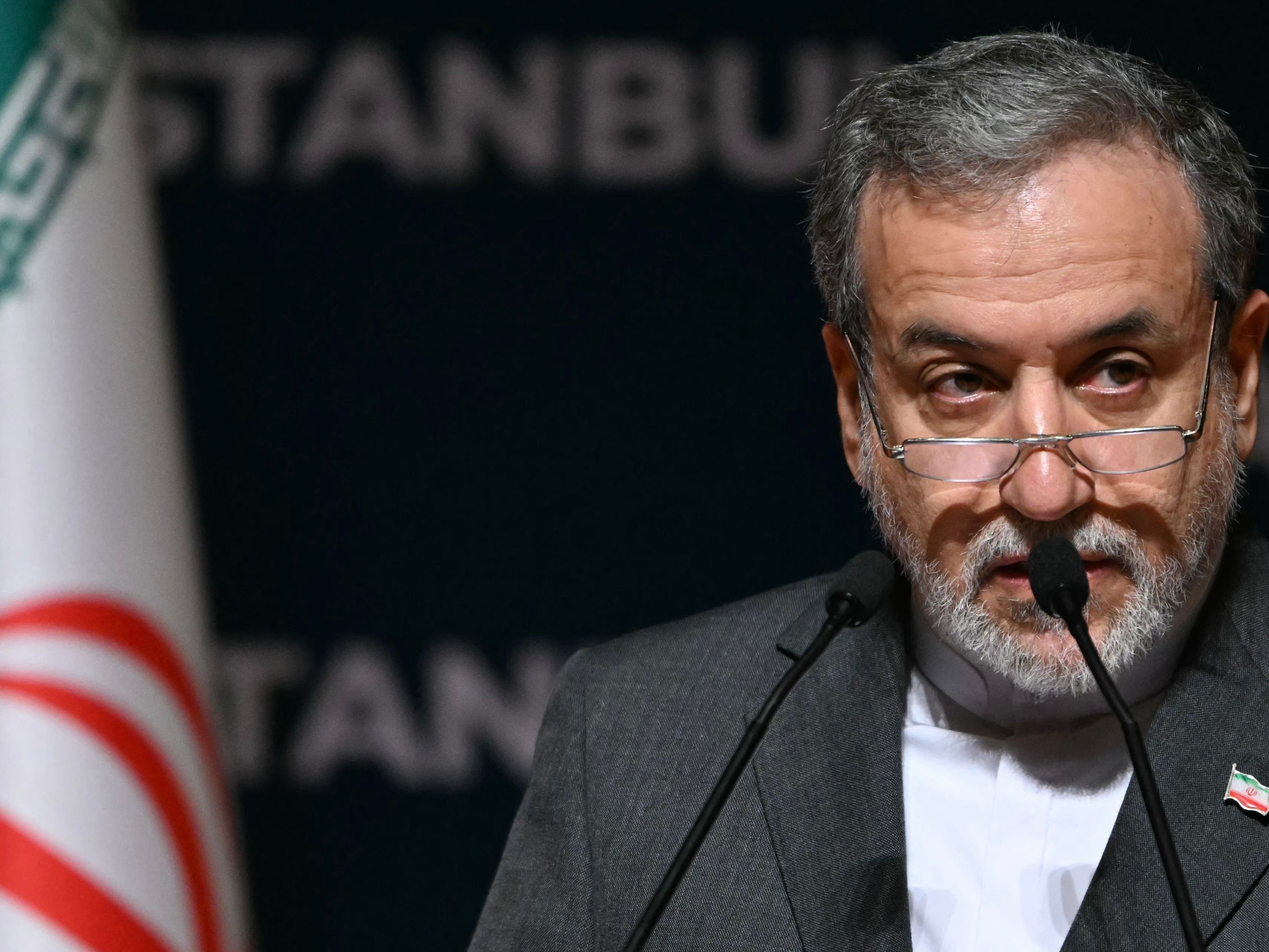 Irã se prepara para reunião com Putin e descarta opção pela diplomacia Chanceler do Irã, Abbas Araghchi, durante entrevista coletiva no Conselho de Ministros das Relações Exteriores da OIC (Organização de Cooperação Islâmica), em Istambul, na Turquia (Foto: Ozan Kose - 22.jun.2025/AFP)
