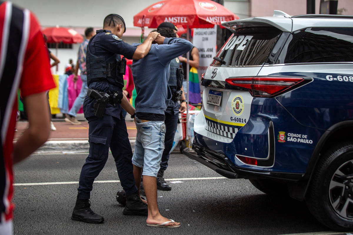 Senador propõe que guardas municipais realizem revistas em pessoas e veículos Homem é abordado pela Guarda Civil Metropolitana durante a 29ª Parada LGBTQIA+ em São Paulo (Foto: Jardiel Carvalho/Folhapress)