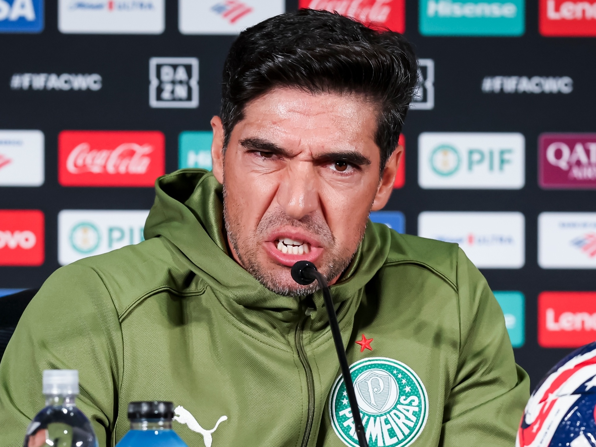 Abel demonstra irritação ao comentar sobre desempenho de Estêvão na equipe Abel Ferreira não gostou da repercussão da imprensa sobre fala de Estêvão (Foto: Ira L. Black - FIFA/FIFA via Getty Images)