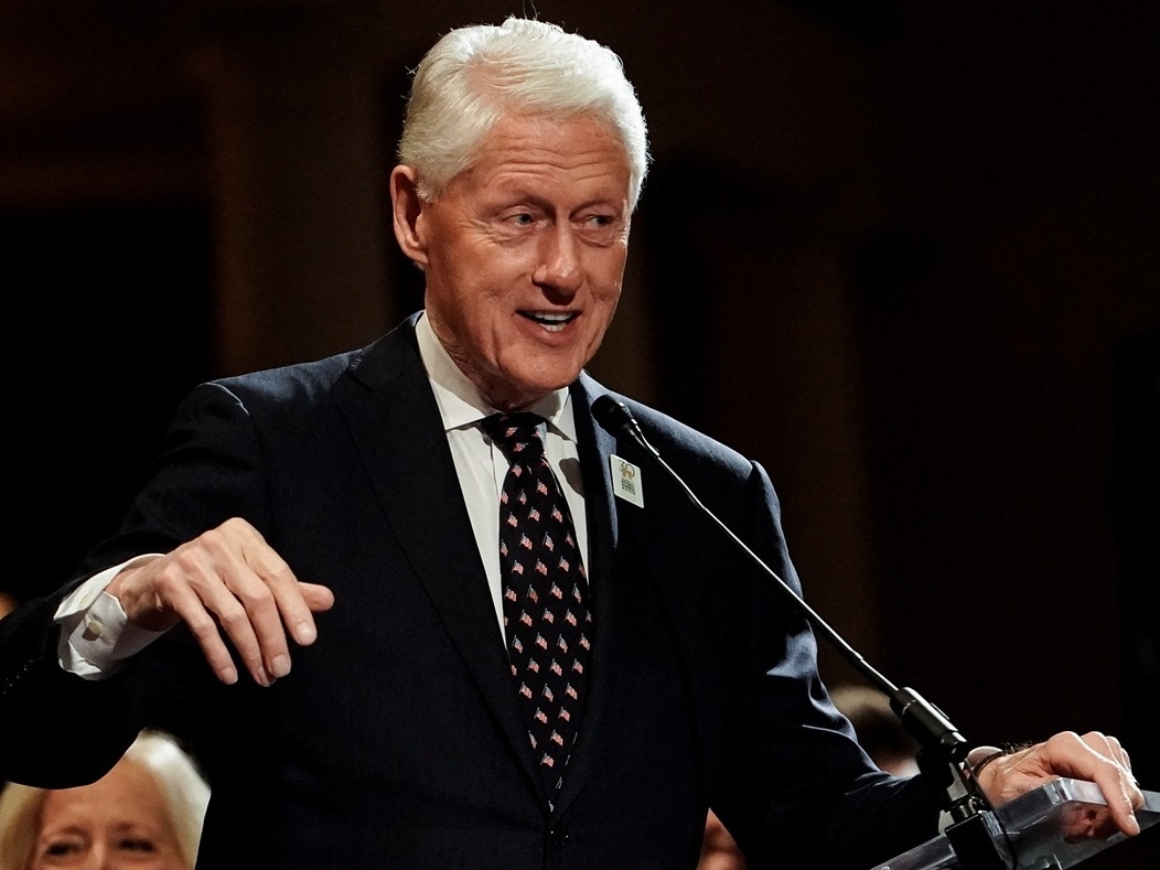 Livro de aniversário de Epstein revela cartas de Trump e Clinton, aponta jornal Ex-presidente dos Estados Unidos, Bill Clinton, em imagem de abril de 2025 (Foto: REUTERS/Nick Oxford)