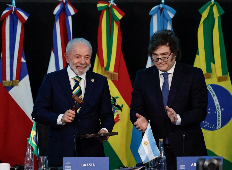 Brasil enfrenta tarifas altas enquanto Argentina busca isenções dos EUA Presidente do Brasil, Luiz Inácio Lula da Silva, e presidente da Argentina, Javier Milei, participam da cerimônia de transferência da Presidência Pro Tempore do MERCOSUL, durante a Cúpula do MERCOSUL e Estados Associados, no Palácio San Martín, em Buenos Aires, Argentina, 3 de julho de 2025. (Foto: Ricardo Stuckert/Presidência do Brasil/Distribuído via REUTERS)
