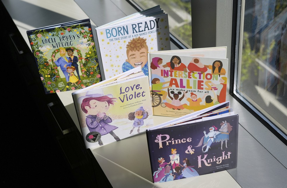Livros com personagens LGBTQIA+ que protagonizam disputa entre pais católicos e muçulmanos e o governo de Maryland na Suprema Corte dos EUA desde abril de 2025. (Foto: Pablo Martinez Monsivais/ AP)