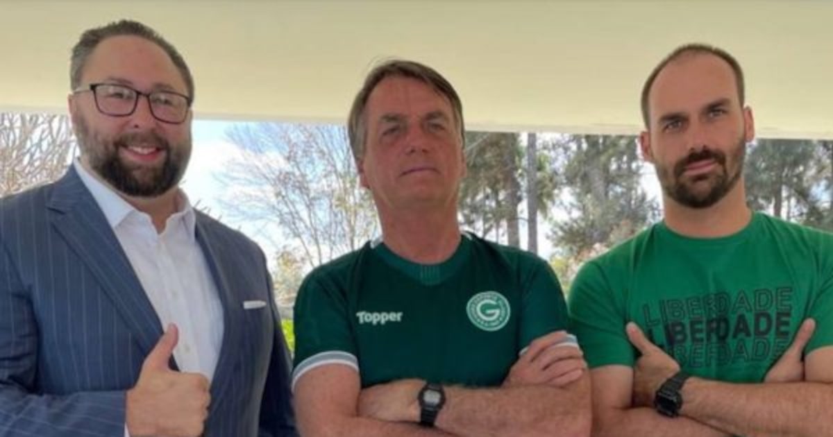 Jason Miller, Jair Bolsonaro e Eduardo Bolsonaro em 2022 (Foto: Reprodução/Twitter)