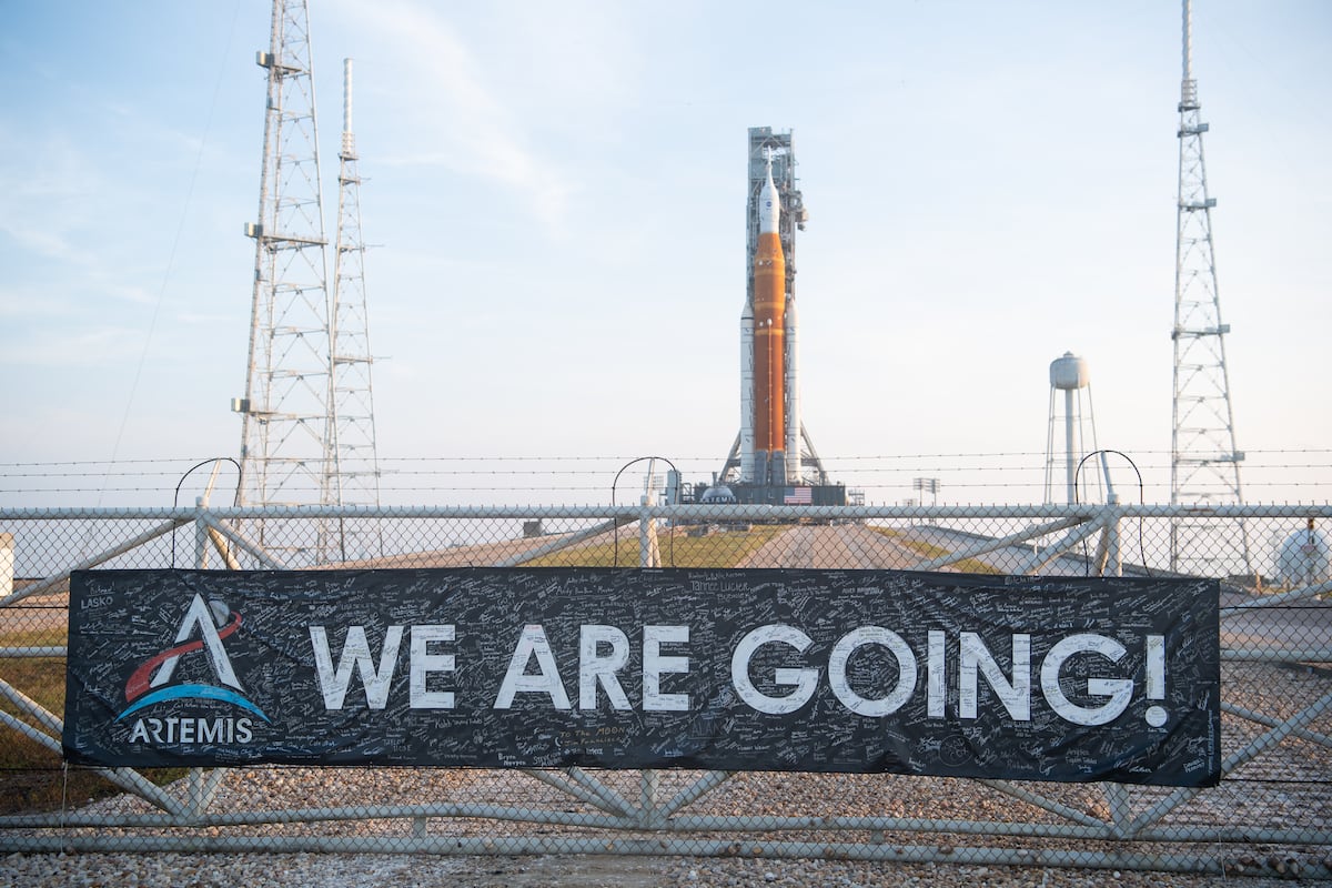 Um foguete SLS da NASA na plataforma de lançamento do Centro Espacial Kennedy, na Flórida, em 2022. (Foto: Joel Kowsky / NASA)