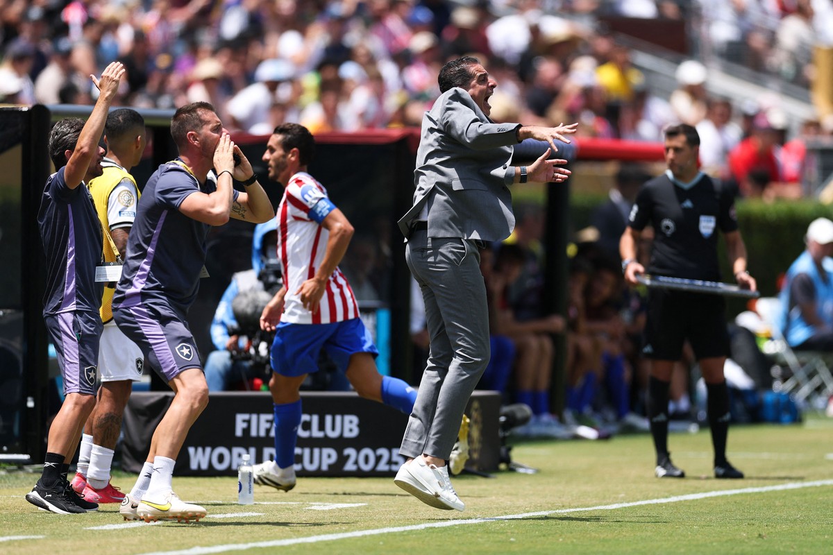 Botafogo avança às oitavas do Mundial e Renato Paiva se destaca na recuperação do clube Renato Paiva fica com os dois pés no ar ao orientar jogadores do Botafogo durante partida com o Atlético de Madrid (Foto: Stu Forster / GETTY IMAGES NORTH AMERICA / Getty Images via AFP)