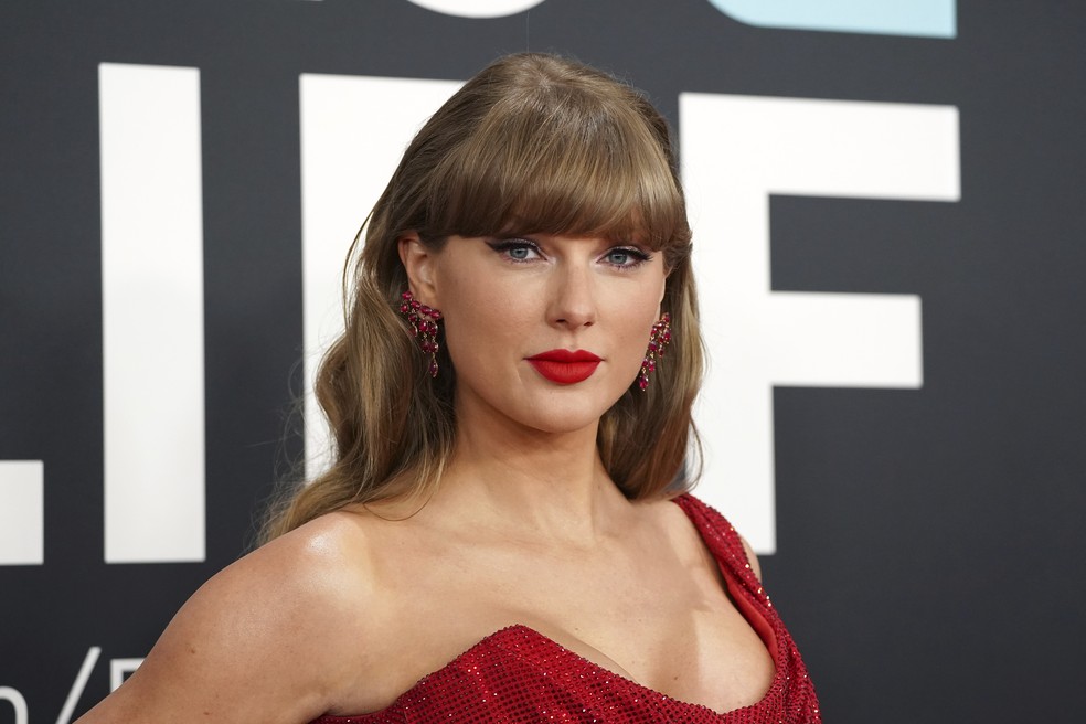 IA de Musk gera imagens falsas de nudez de artista famosa, revela site Taylor Swift no Grammy 2025 (Foto: Jordan Strauss/Invision/AP)