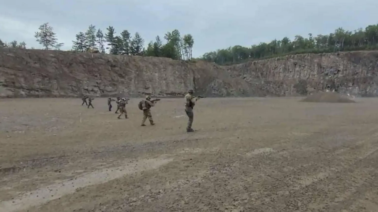 Militares canadenses são acusados de envolvimento em plano 'anti-governamental' Polícia no Canadá divulgou imagens mostrando o homem acusado supostamente participando de treinamento militar. (Foto: RCMP)