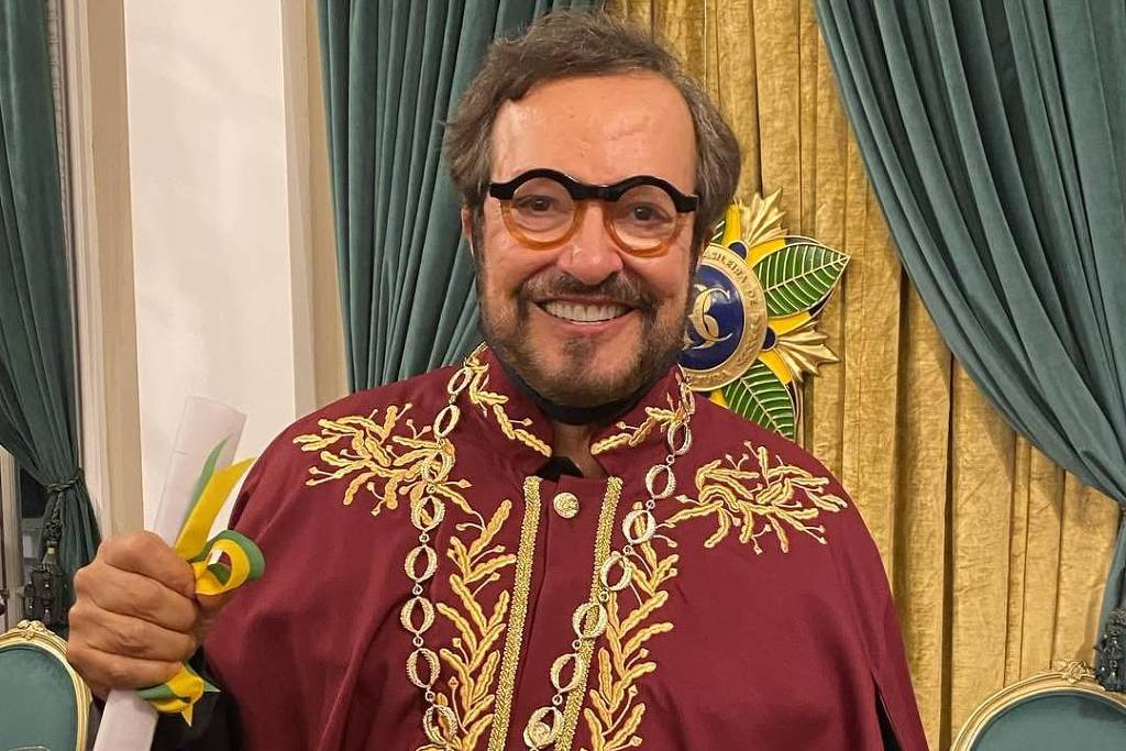 Wolf Maya revela sua visão sobre sexualidade e se define como homoafetivo Walfredo Campos Maya, conhecido como Wolf Maya, em homenagem da Academia Brasileira de Cultura (Foto: Reprodução)