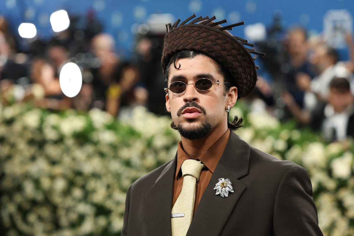 Bad Bunny conquista fãs ao ativar neurotransmissores que geram prazer na música Bad Bunny no Met Gala em Nova York, maio de 2025. (Foto: Mario Anzuoni/REUTERS)