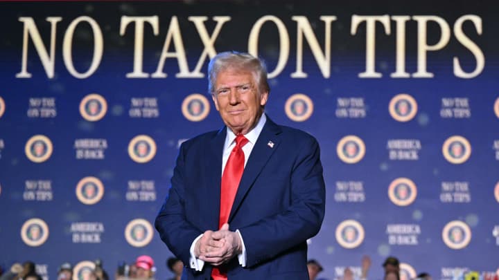 Trump propõe isenção de impostos sobre gorjetas e gera dúvidas entre trabalhadores O presidente dos EUA, Donald Trump, chega para falar sobre sua política de acabar com o imposto sobre gorjetas em Las Vegas, Nevada, em 25 de janeiro de 2025. (Foto: Mandel Ngan | Afp | Getty Images)