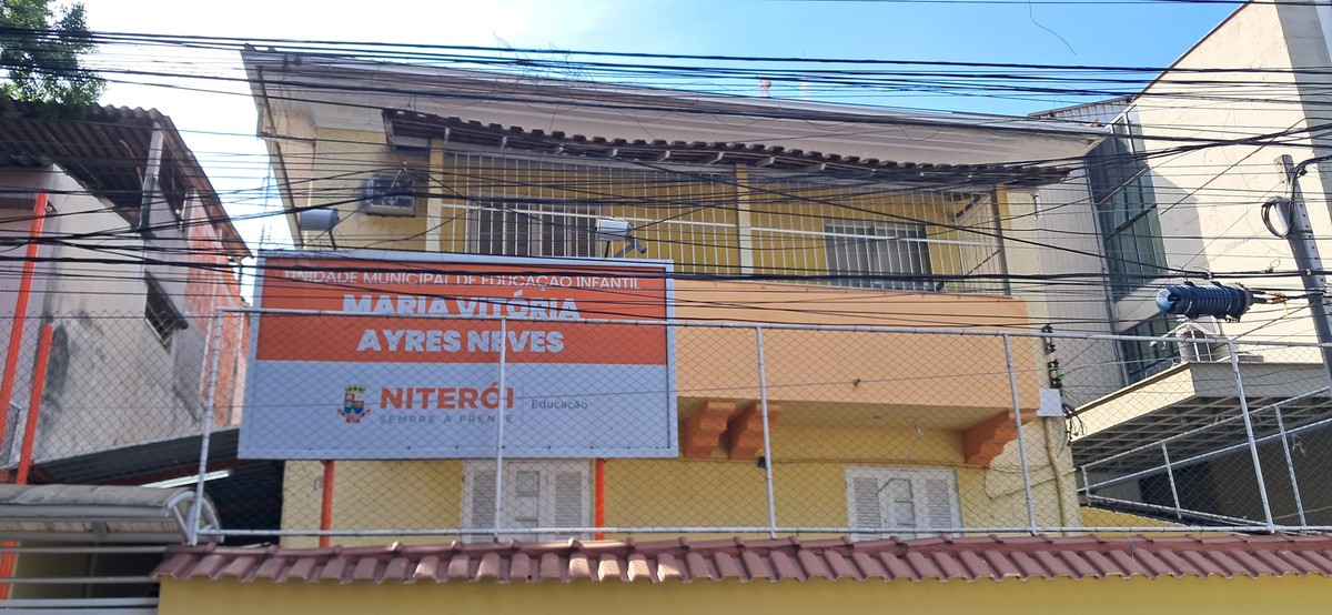 Escolas públicas de Niterói operam sem laudo de segurança contra incêndio Fachada da escola Maria Vitória Ayres Neves, no Centro: unidades de ensino funcionam sem certificado de aprovação contra incêndios (Foto: Rafael Timileyi Lopes)