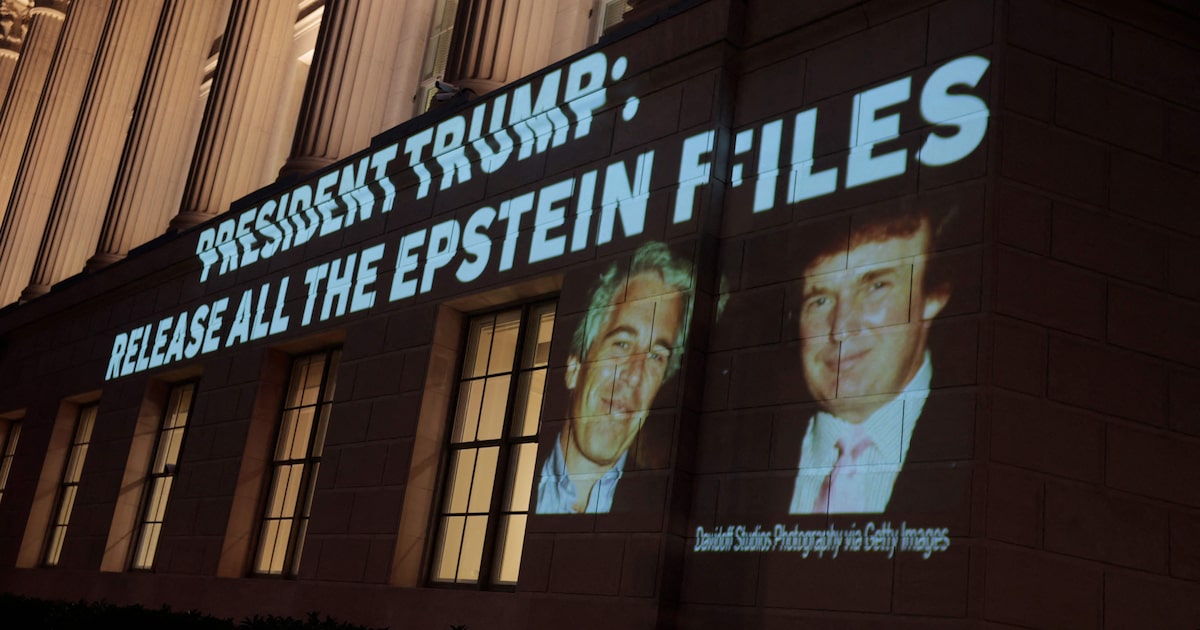 Montagem com foto de Trump e Epstein nos anos 2000 e pedido para que a lista de clientes do empresário condenado por crimes sexuais seja divulgada (Foto: Anna Moneymaker/AFP)