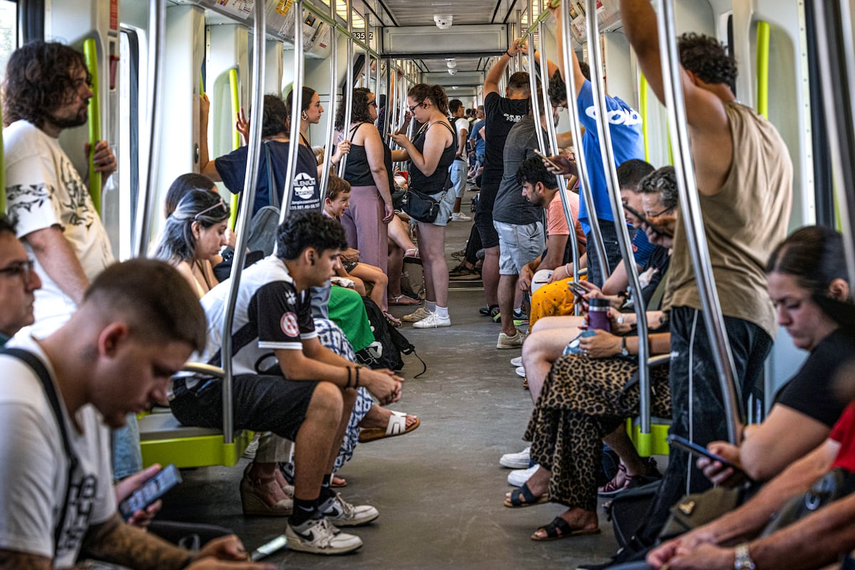 Viajeros de Metrovalencia da Linha 1 no dia 27 de junho, dia da reapertura. (Foto: Mònica Torres)