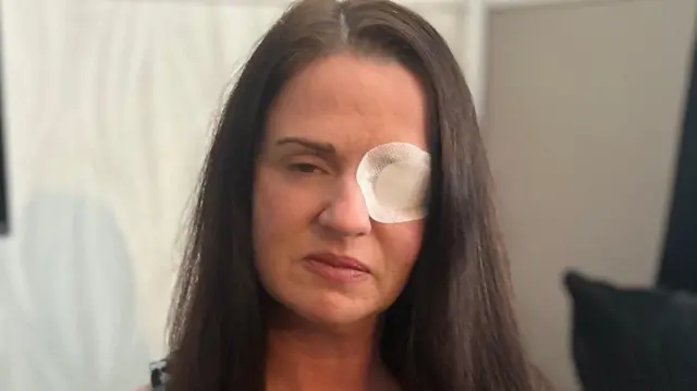 Mulher tem parada cardíaca e quase fica cega após aplicação de botox falsificado Kaylie Bailey contraiu botulismo após aplicação de botox ilegal (Foto: Arquivo pessoal)