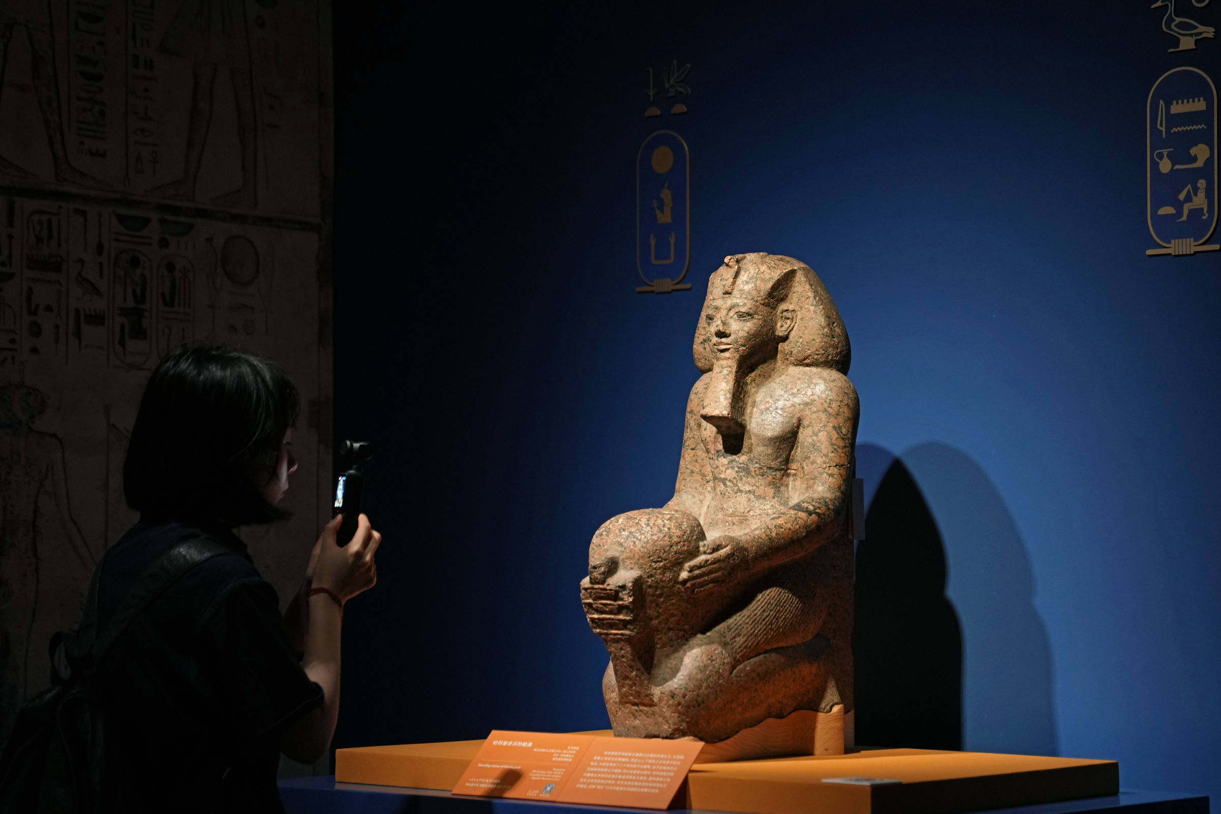 Pesquisa desafia a visão sobre o legado da rainha egípcia por ser mulher Estátua de Hatshepsut no Museu de Xangai, na China (Foto: Liu Ying - 17.jul.2024/Xinhua)