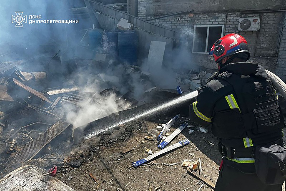 Ucrânia registra 20 mortes em novos bombardeios russos devastadores Bombeiros trabalham no combate a incêndio após ataque russo à cidade ucraniana de Dnipro (Foto: Serviço de Emergência da Ucrânia / AFP)