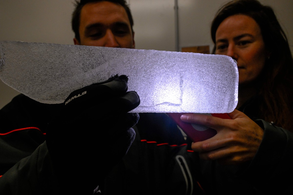 Cientistas levam gelo da Antártica para laboratório belga em busca de pistas sobre mudanças climáticas (Foto: Nicolas Tucat/AFP)