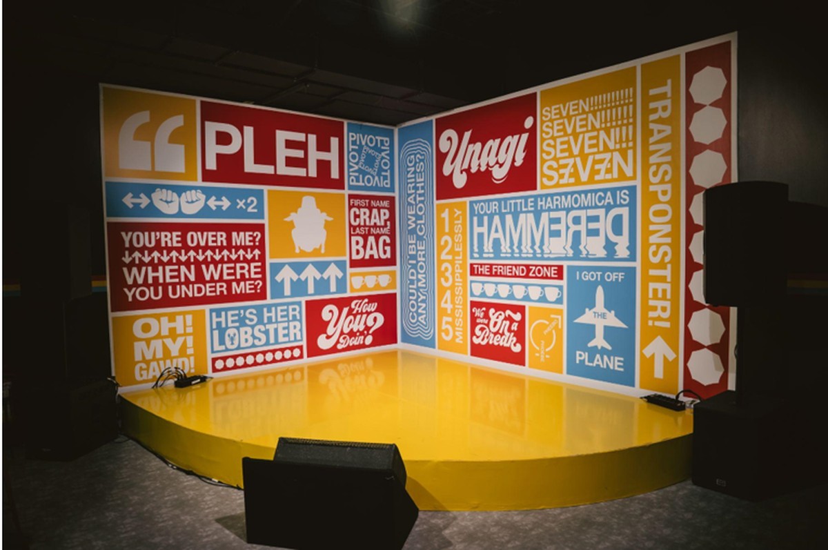 Karaokê anima os últimos dias da mostra 'The Friends experience' com grandes sucessos Palco da reconstituição do Café Central Perk na exposição 'The Friends experience' (Foto: Divulgação/The Friends Experience - The One In Rio)