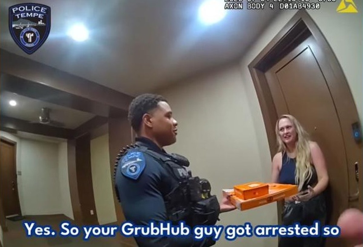 Cliente ficou surpresa ao se deparar com entrega de pizza feita por policial (Foto: Divulgação / Departamento de Polícia de Tempe)
