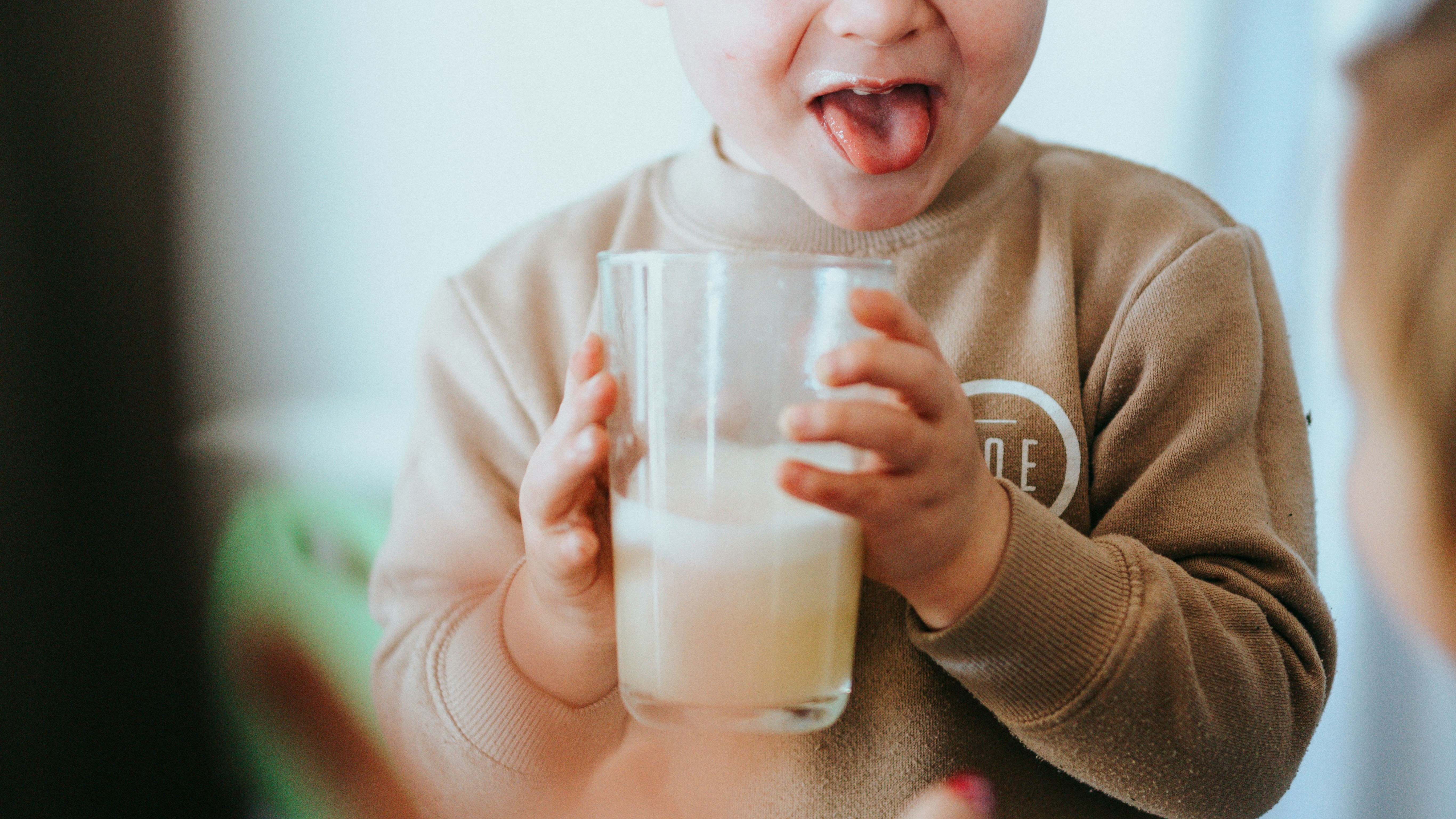 Crianças podem consumir whey protein? Nutricionista esclarece quando é seguro Foto: Reprodução
