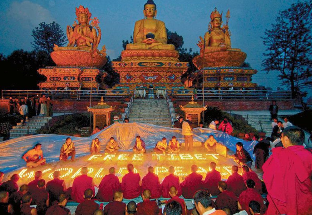 Busca pelo novo Dalai Lama envolve tradições místicas e disputas políticas complexas Militantes e monges tibetanos exilados fazem vigília contra o domínio chinês em sua nação (Foto: Prakash Mathema/AFP)