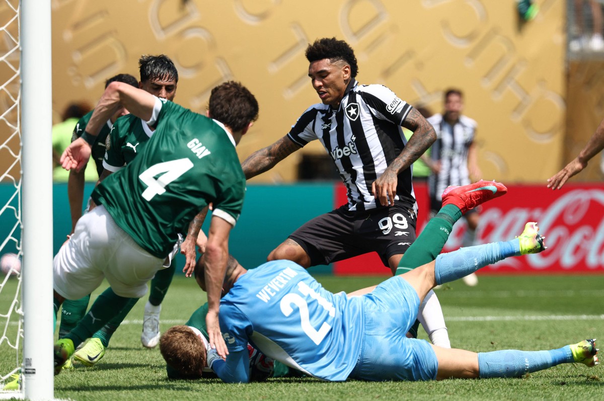 Igor Jesus se despede do Botafogo com desempenho discreto em partida final Igor Jesus tentou o gol de empate do Botafogo, mas foi atrapalhado pela zaga do Palmeiras (Foto: Franck Fife/AFP)