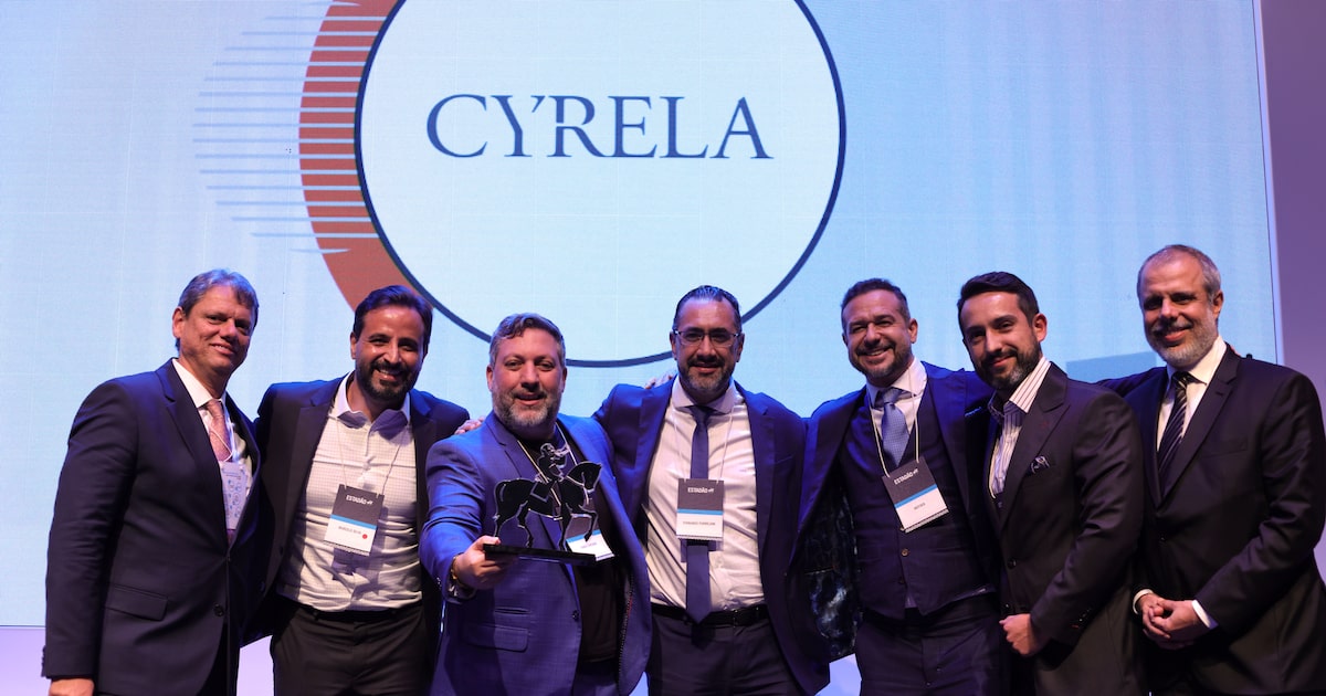 Entre o governador Tarcísio de Freitas e Erick Bretas (CEO da S/A O Estado de S. Paulo), os representantes da Cyrela, campeã também no ranking das Incorporadoras, celebram o Top Imobiliário Estadão 2025 na categoria Vendedoras (Foto: Tiago Queiroz/Estadão)