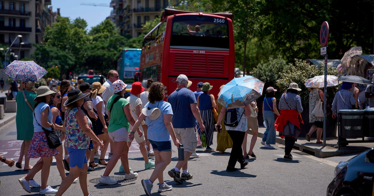 Enquanto turistas enchem as ruas de Barcelona e outras cidades litorâneas, os espanhóis vão passar o verão no interior (Foto: Emilio Morenatti/AP)