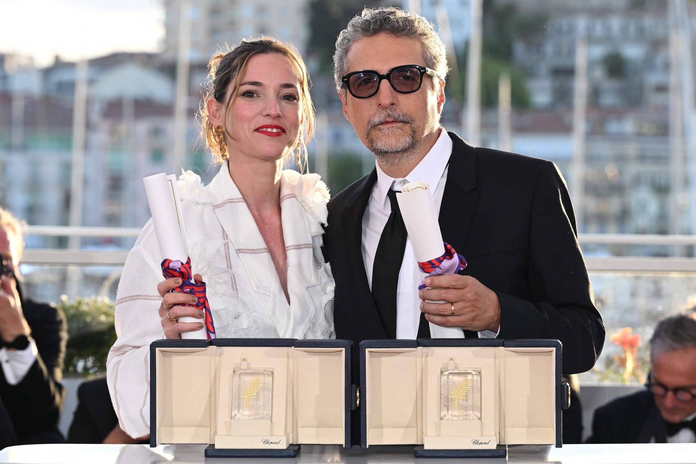 Kleber Mendonça Filho e a mulher, a produtora Emilie Lesclaux, em Cannes (Foto: Miguel Medina/AFP)