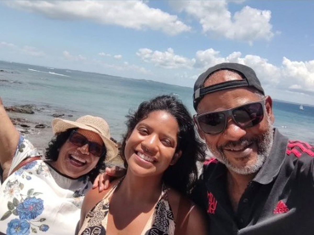 Família se mobiliza para resgatar brasileira desaparecida em vulcão na Indonésia A publicitária Juliana Marins posa ao lado dos pais, em foto publicada por Manoel Marins Filho (Foto: Reprodução / Instagram)