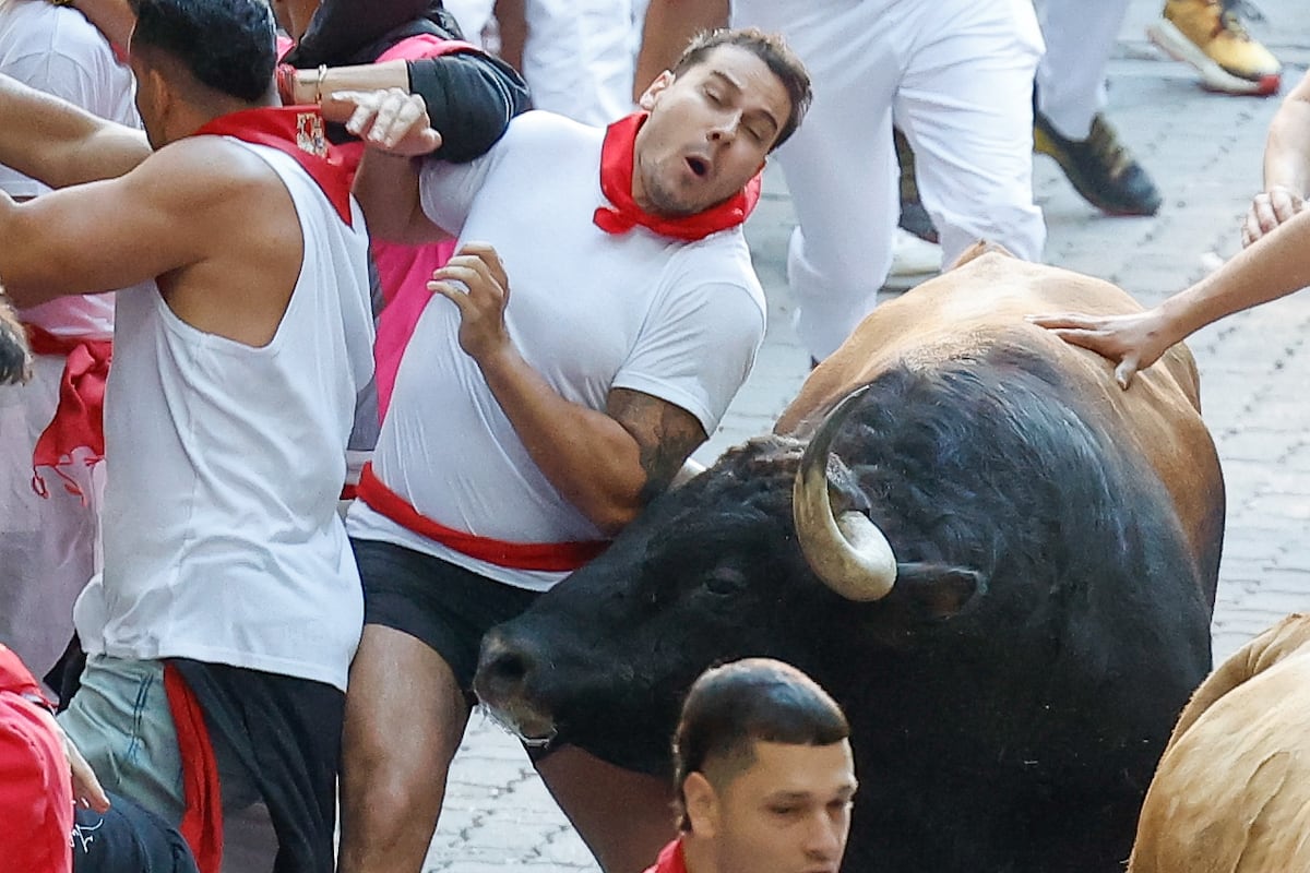 TVE expõe a polêmica do San Fermín e gera críticas na sociedade espanhola Um moço é corneado por um dos touros da ganadería Álvaro Núñez durante o terceiro encierro dos Sanfermines 2025, nesta quarta-feira em Pamplona. (Foto: Villar López/EFE)