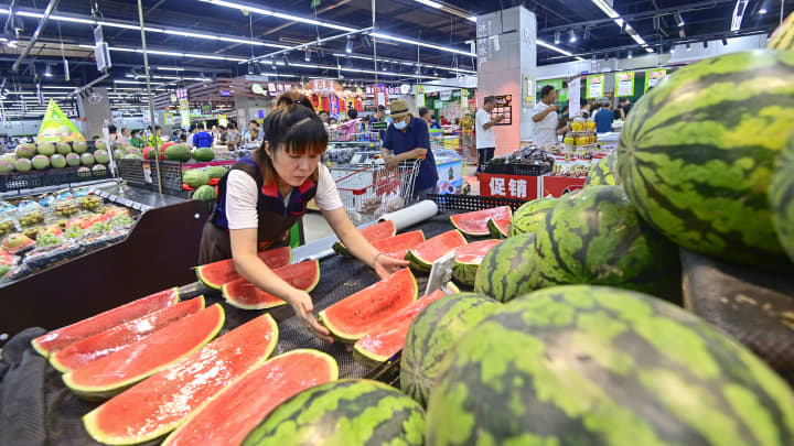 Preços ao produtor na China caem 3,6% em junho, maior queda em quase dois anos Clientes fazem compras em um supermercado na cidade de Qingzhou, na província de Shandong, leste da China, em 9 de agosto de 2023. (Foto: Costfoto | Nurphoto | Getty Images)