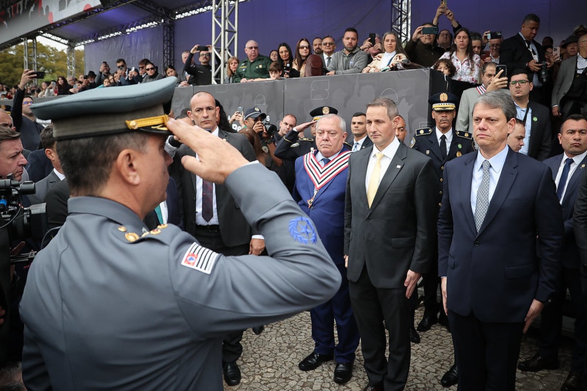 Desfile de viaturas marca feriado do 9 de julho em São Paulo com autoridades presentes Tarcísio e Derrite, no desfile desta terça (9) (Foto: Pablo Jacob/Governo do Estado de SP)